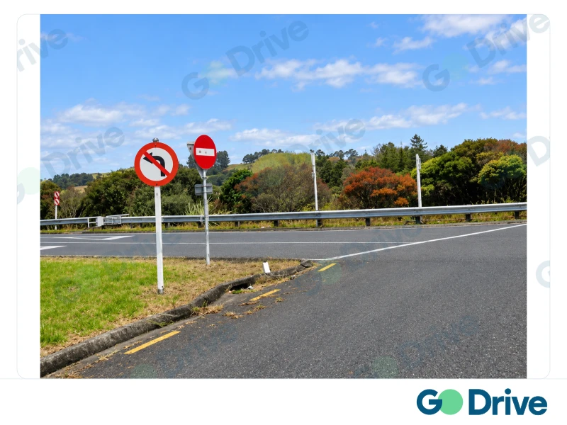 この問題の道路状況・交通標識の図